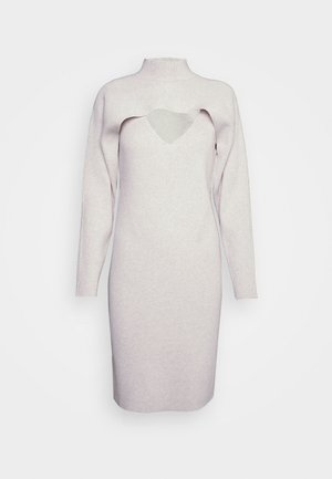 Vestido de punto acanalado gris claro con mangas largas, detalle recortado en el pecho y cuello de tortuga falso, silueta hasta la rodilla.