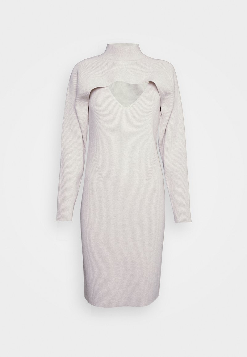 Robe en maille côtelée gris clair à manches longues, détail découpé sur la poitrine et col montant, silhouette longueur genou.