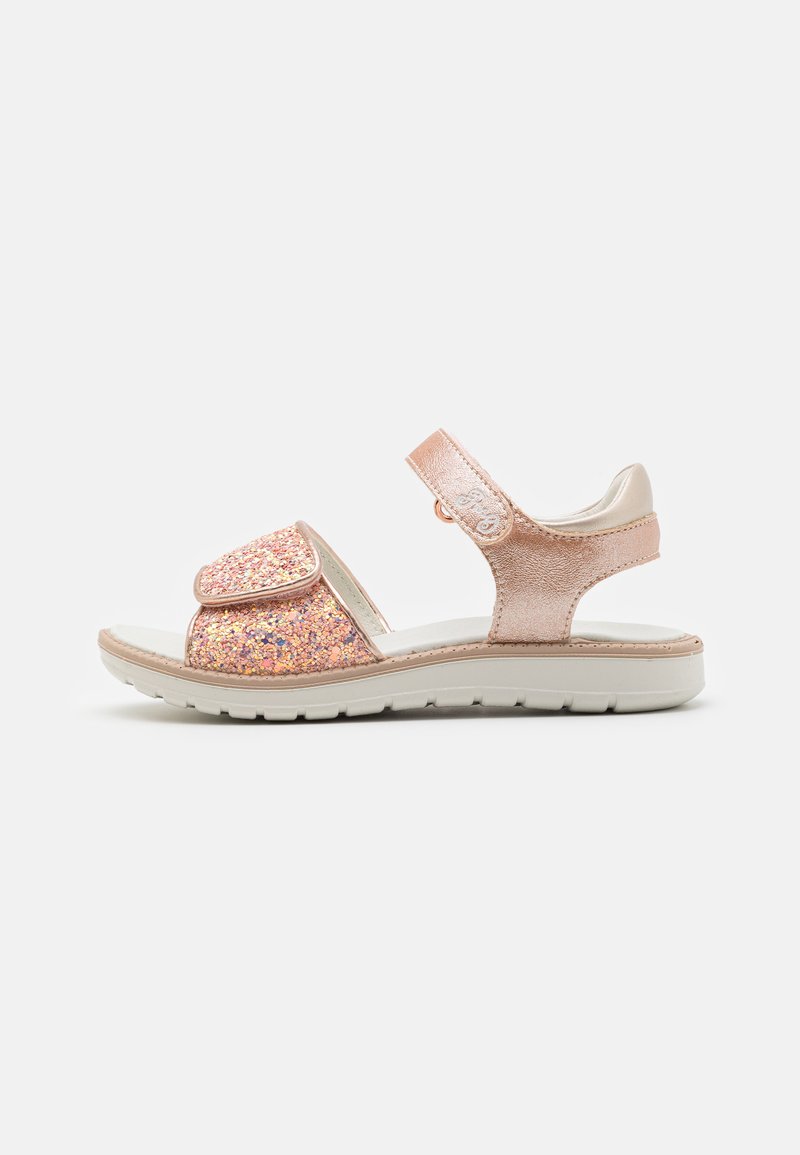Helle rosa Sandalen mit einem glitzernden Zehenriemen, verstellbaren Klettverschlüssen und einer gepolsterten Fußbett. Strukturierte Seitenakzente und flexibel Sohle.