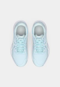 Světle modré sportovní boty s hladkým syntetickým svrškem, síťovinovou podšívkou a bílou gumovou podešví. Charakteristickými prvky jsou tkaničky a značkové detaily.