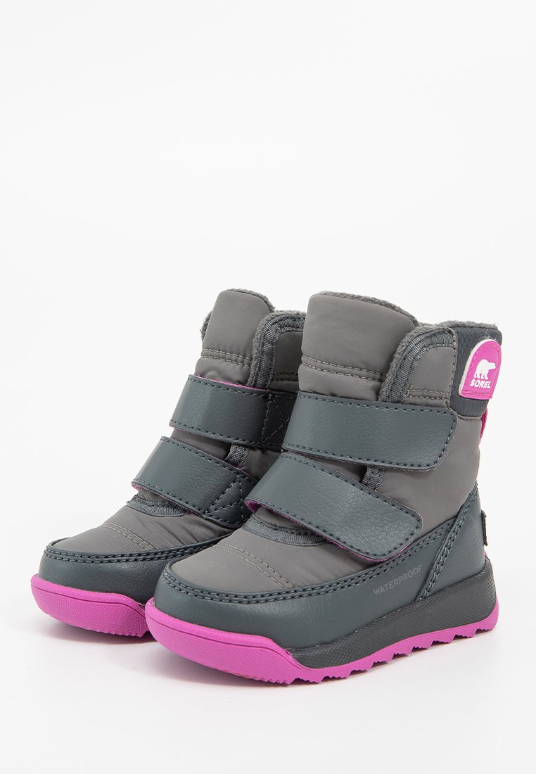 Graue wasserdichte Stiefel mit rosa Akzenten, ausgestattet mit einem gepolsterten Schaft, zwei verstellbaren Klettverschlüssen und einer robusten Sohlenkonstruktion für besseren Halt.