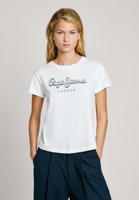 Witte katoenen t-shirt met ronde hals, korte mouwen en het logo "Pepe Jeans London" in zwart en grijs gedrukt op de voorkant.