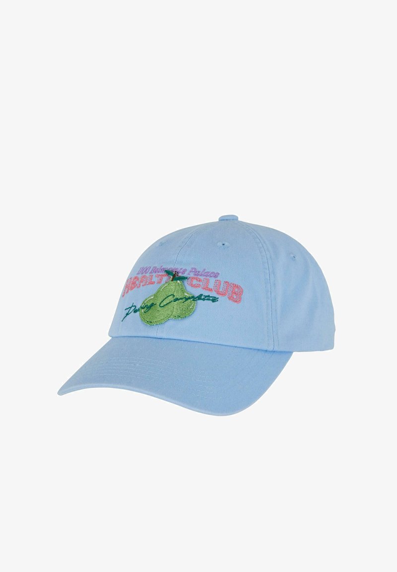 Világoskék baseball sapka ívelt karimával, amely több színben hímzett szöveget és egy zöld körte mintát tartalmaz az elején.