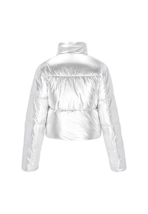 Giacca puffer corta argento con una finitura lucida e texture, colletto alto e sezioni imbottite per l'isolamento.