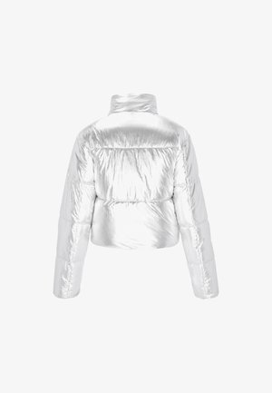 Ezüst színű, rövidített puffermellény fényes, texturált felülettel, magas nyakkal és párnázott részekkel a szigetelés érdekében.