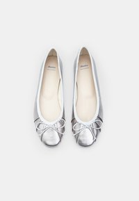 Silberne Leder-Ballerinas mit abgerundeter Spitze, satiniertem Schlaufen-Detail an der Vorderseite und weicher Innenausstattung. Minimalistisches Design mit elastischer Umrandung.
