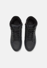 Zwarte leren enkelboots met grijze vilten voering, voorzien van een veterfront, ritssluiting en een getextureerde rubberen zool. De bovenaanzicht laat gedetailleerde stiksels zien.