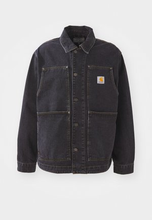 Dunkelblaue Jeansjacke mit Kragen, Knopfleiste, zwei großen Fronttaschen und einem Logo-Patch auf der Brust. Strukturierten Stoff mit gelben Nähten.