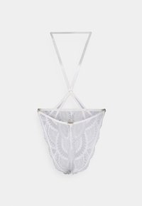Tangas brancas em renda com adereços em prata triangulares. Apresenta um padrão de renda intrincado e bordas delicadas em formato de escamas. Inclui alças ajustáveis.