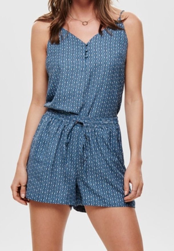 Rompère sans manches bleu avec un décolleté en V, des boutons à l'avant, une taille à cordon de serrage et un motif géométrique subtil sur l'ensemble.