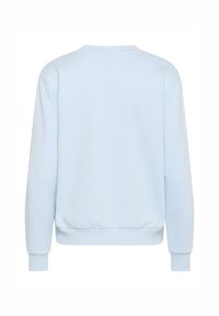 Sweatshirt bleu clair avec un col rond, des manches longues, des poignets et un ourlet côtelés, fabriqué dans un tissu doux avec une texture unie.