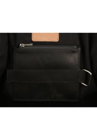 Gusti Leder MAURICIO UNISEX czarny