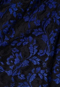 Tessuto di pizzo nero con vivaci motivi floreali blu, caratterizzato da una texture trasparente e dettagli intricati su tutta la superficie.