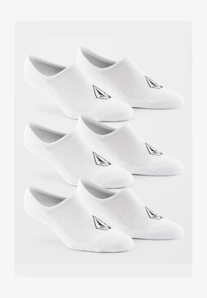 Hvide no-show strømper med ribbet tekstur og en sort logoaccent, vist i en stablet opstilling.