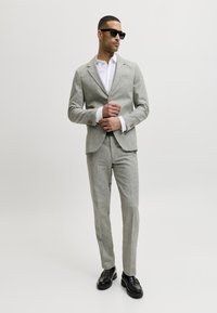Garnitur Jack & Jones PREMIUM JPRMARTIN w rozm.48 i 52 za 252zł (70% bawełna, 30% len) @ Zalando