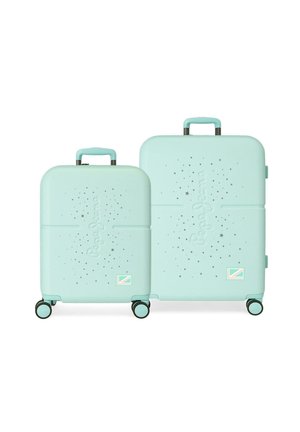 Dos maletas rígidas de color verde menta con asas telescópicas y cuatro ruedas, decoradas con pequeños patrones de estrellas y un logo de la marca.