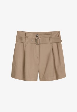 Shorts beige taille haute avec une large ceinture assortie dotée d'une boucle rectangulaire argentée et d'une fermeture à bouton à l'avant.