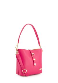 Roze leren handtas met een gestructureerde afwerking, bovenopening, verstelbare schouderriem en gouden hardware accenten.