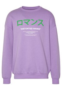 Sudadera morada de manga larga, con texto verde y blanco, que incluye caracteres japoneses y una impresión gráfica en el frente.
