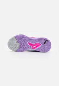 Violeta un pelēka sporta apavu zole ar zigzaga protektoru, ar rozā akcentu. Viegls dizains ar teksturētu virsmu.
