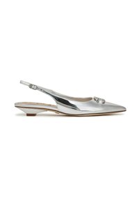 Metallisch zilveren slingback-schoen met een spitse neus, lage hak en decoratieve gespaccent. Gladde oppervlakte met een stijlvolle afwerking.