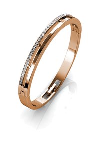 Bracciale rigido in oro rosa con una finitura metallica liscia, impreziosito da una fila di pietre trasparenti scintillanti lungo il bordo superiore.