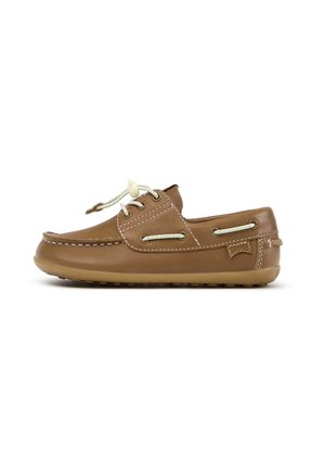 Bruine leren bootschoen met witte veters, witte stiksels en rubberen zool, zijaanzicht op een witte achtergrond.