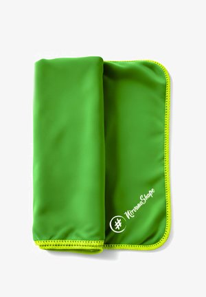 Grünes Mikrofaserhandtuch mit glatter Textur, versehen mit leuchtend gelber Naht an den Rändern und einem weißen Logo in der Ecke.