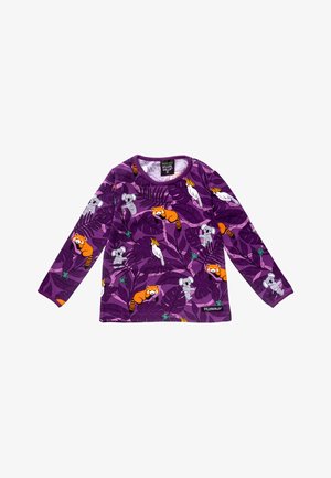 Lila Langarmshirt aus weichem Stoff mit cartoonartigen Tieren wie Koalas und Rotpandas zwischen tropischen Pflanzenmustern.