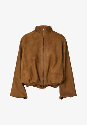 Veste en daim marron avec col montant, fermeture éclair à l'avant, manches longues et larges, et ourlet élastiqué froncé à la taille.