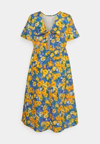 Vestido floral com um fundo azul e flores amarelas e roxas, mangas curtas, decote em V e um detalhe de laço na cintura.