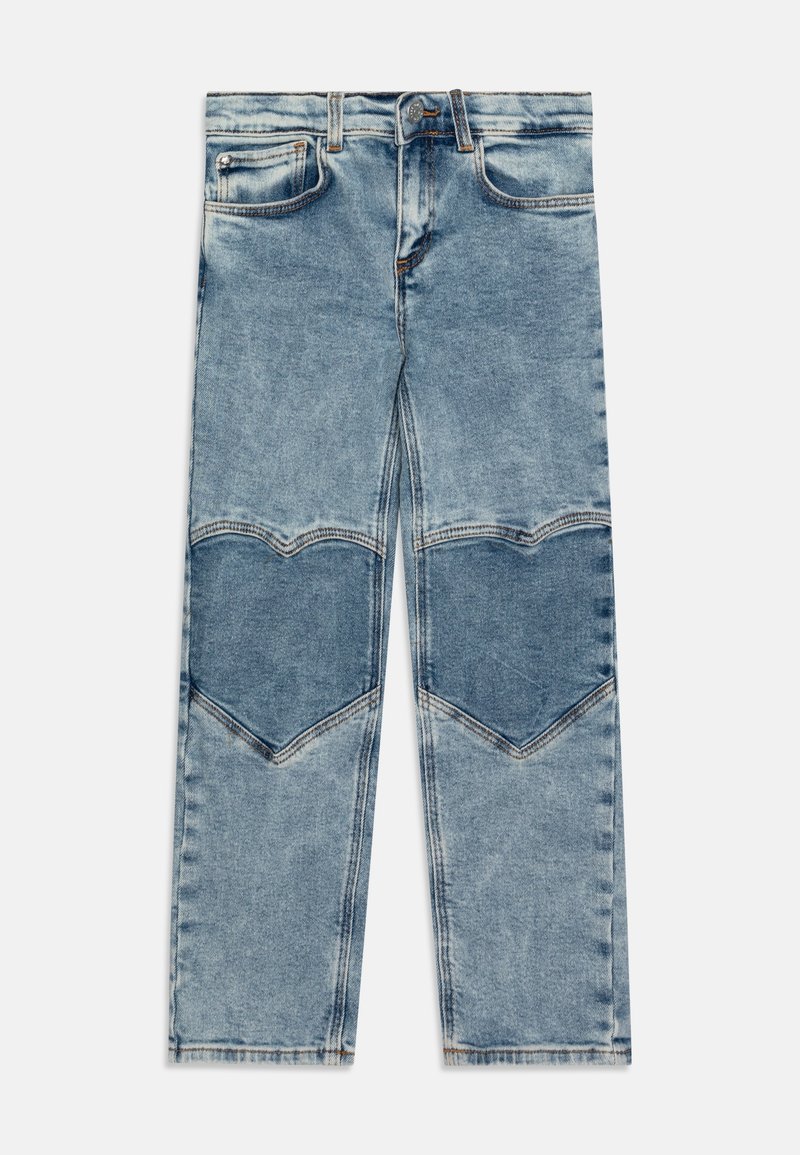 Jeans de mezclilla azul claro con corte recto, detalle único de parche en forma de corazón, cinco bolsillos y acentos de tela en contraste.