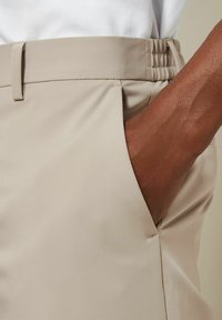 Next SMART ELASTICATED - REGULAR FIT - Pantalones chinos - neutral
