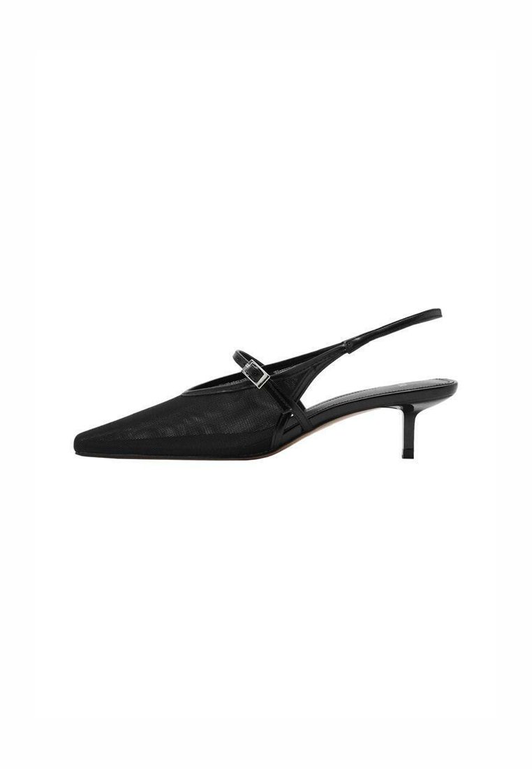 Černé slingback podpatky s špičatou špičkou, texturovaný síťovaný svršek, úzký nastavitelný pásek se stříbrnou sponou a 5 cm jehlové podpatky.
