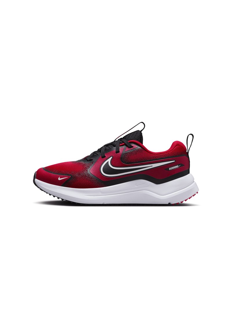 Des chaussures de sport rouges et noires avec une tige en maille respirante, une semelle blanche, un logo swoosh proéminent et des accents texturés sur la surface.