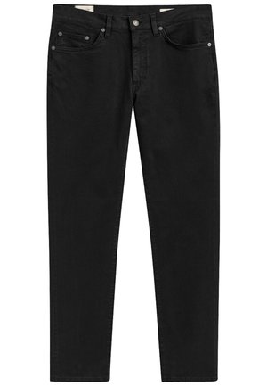 Jean en denim noir avec une coupe slim, offrant cinq poches, des accessoires en métal et des détails de couture subtils. Texture lisse, design à jambes droites.