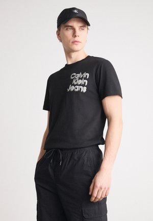 Calvin Klein Jeans STACKED EUPHORIC LOGO TEE - Camiseta estampada - black