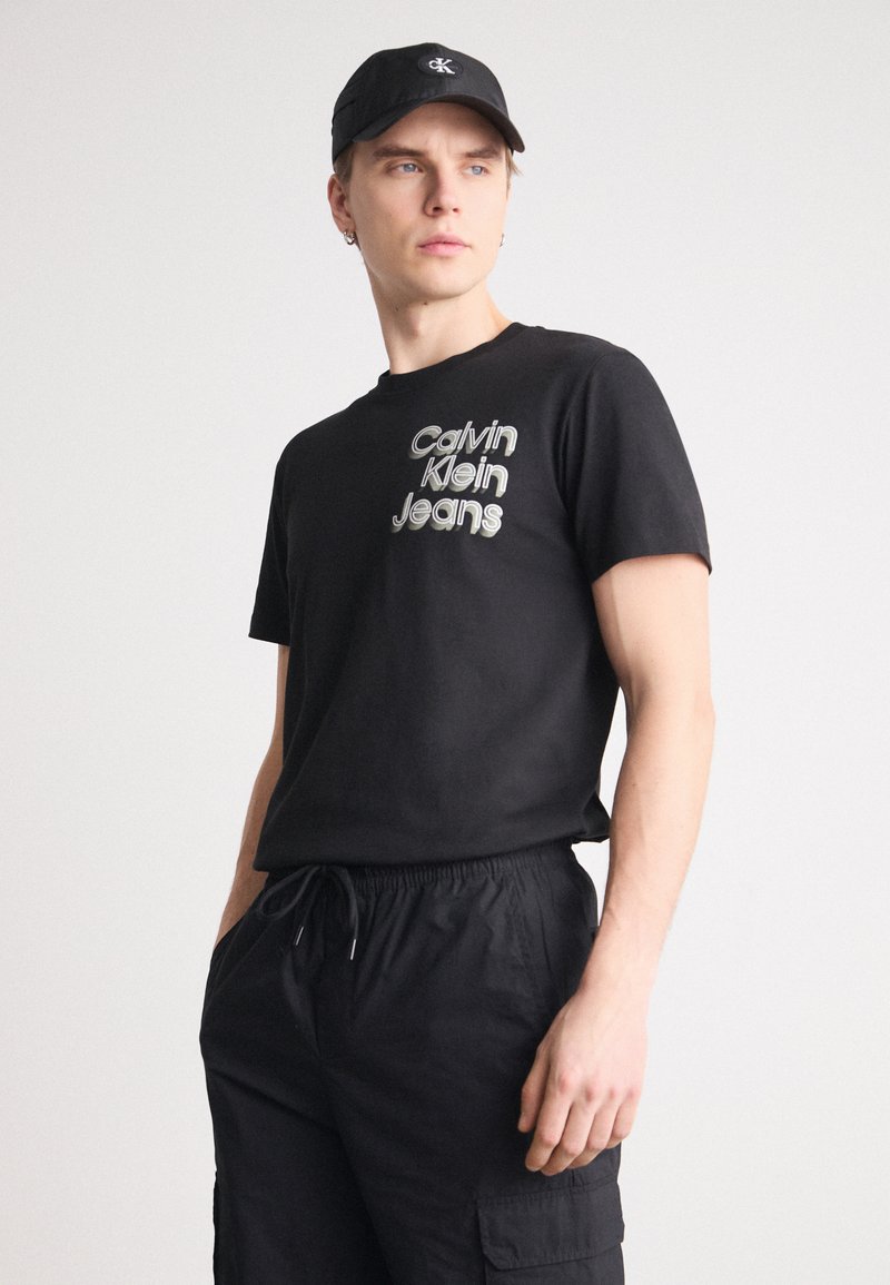 Calvin Klein Jeans STACKED EUPHORIC LOGO TEE - Camiseta estampada - black