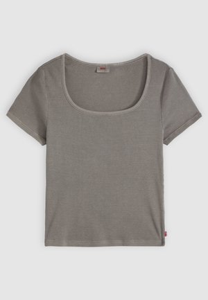 T-shirt gris à côtes avec des manches courtes et un large col en scoop. Présente un ourlet droit et une petite étiquette de logo sur le côté.