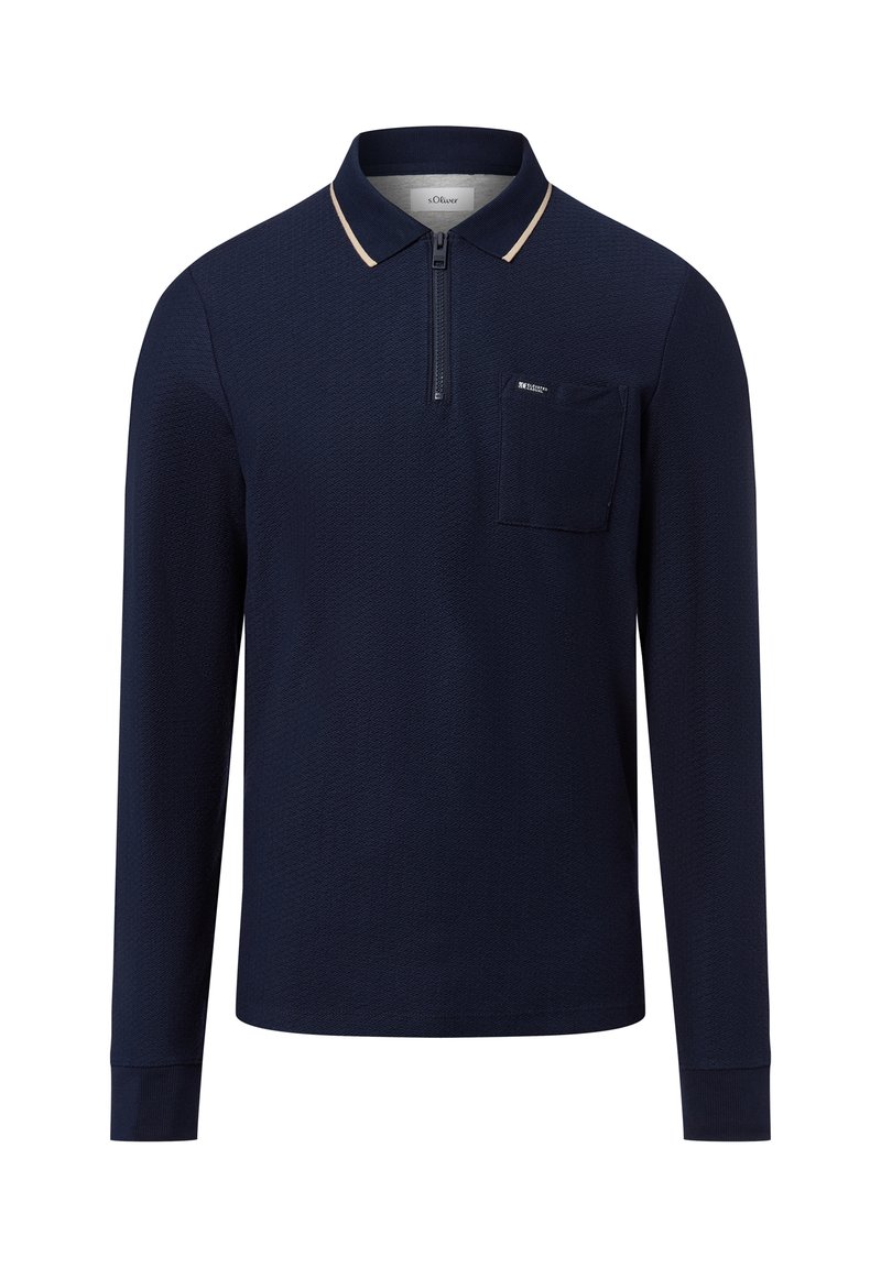 Marineblaue Langarm-Polohemd mit strukturiertem Muster, Reißverschlusskragen, kontrastierendem Kragen und einer Brusttasche. Der Stoff ist weich mit einem leichten Stretchanteil.