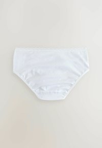 Witte katoenen slip met een gladde textuur, voorzien van een kantafwerking bij de tailleband en een klassiek ontwerp met volledige bedekking.