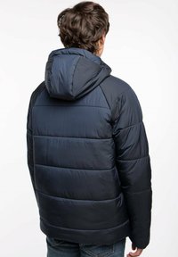 Ciemnoniebieska kurtka puchowa z kapturem, o pikowanej fakturze i poziomych szwach, zaprojektowana z myślą o ciepłu i izolacji.