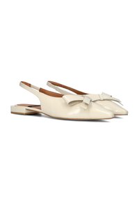 Crème gekleurde patenten leren slingback ballerina's met spitse neuzen, versierd met een grote strikdetail op de wreef en een lage vierkante hak.