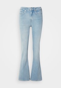 Jeans de campana de color azul claro fabricados en denim. Cuentan con cinco bolsillos, un cierre de botón en la parte frontal y un ligero desgaste en la tela.