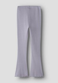 Leggings lilas avec une texture côtelée, ourlet évasé et taille élastique. Présentent une finition lisse et une silhouette ajustée.