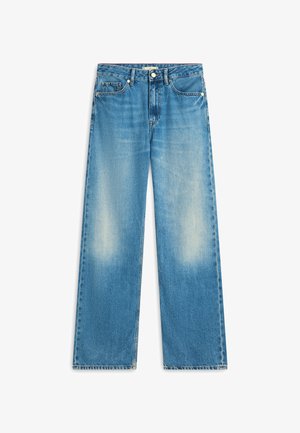 Traperice širokih nogavica svijetloplave boje, s izblijedjelim pranjem, pet džepova i zatvaračem na dugme u struku. Neobrađeni rub.