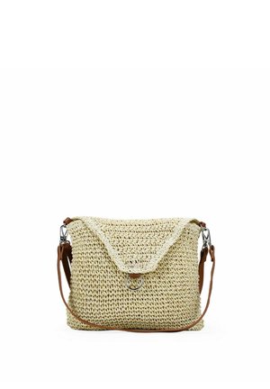 Bolso bandolera rectangular beige tejido con solapa y detalle de anillo plateado, con una correa de cuero marrón ajustable con cierres metálicos.