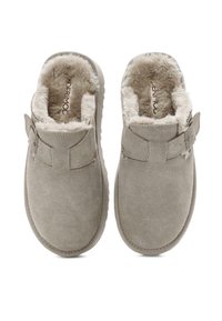 Zoccoli in suede grigio con una morbida e soffice fodera. Presentano un semplice dettaglio con cinturino e suola in gomma testurizzata per una presa migliore.