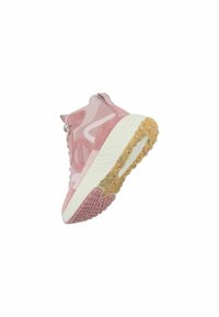 Roze sportief schoen met een gestructureerde suede en mesh bovenkant, ronde neus en een gevoerde buitenzool met een gespetterd patroon.