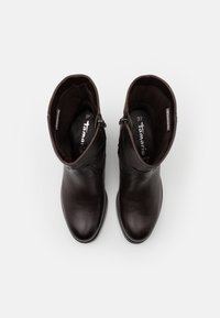 Stivali alla caviglia in pelle marrone con texture liscia, punta tonda e zip laterale. Interno etichettato con la taglia 37 e il nome del marchio "Tamaris."